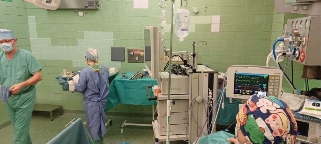 Sala operacyjna - alloplastyka stawu kolanowego.