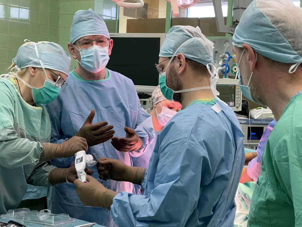 Blok operacyjny, lekarze z Oddziału Urazowo-Ortopedycznego kaliskiego szpitala podczas operacji.