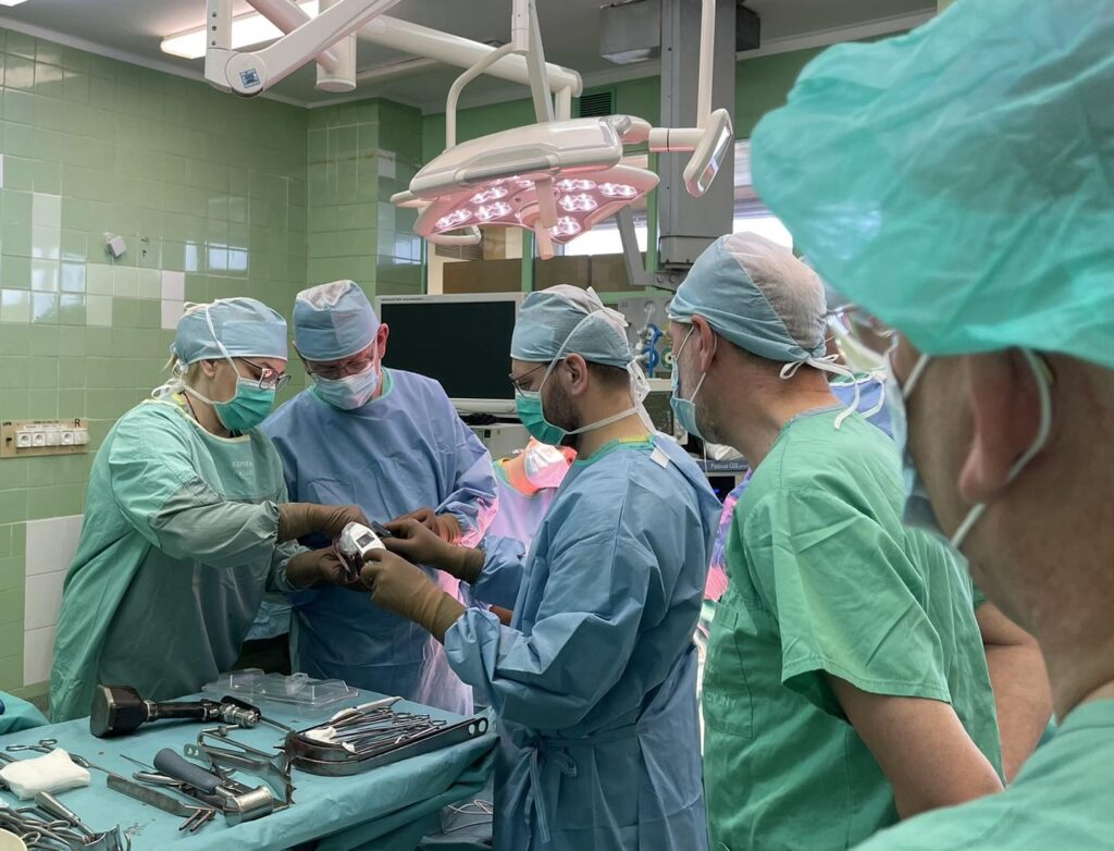 Blok operacyjny, lekarze z Oddziału Urazowo-Ortopedycznego kaliskiego szpitala podczas operacji.