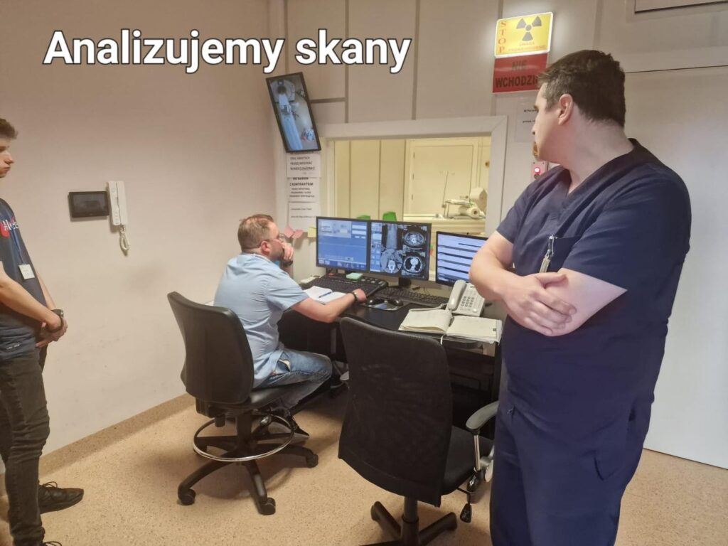 Licealiści z koła naukowego w Pracowni Tomografii Komputerowej.