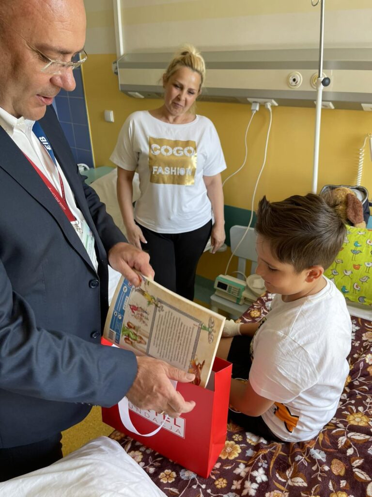 Dzień Dziecka na oddziałach dziecięcych w WSZ w Kaliszu - upominki dla dzieci.