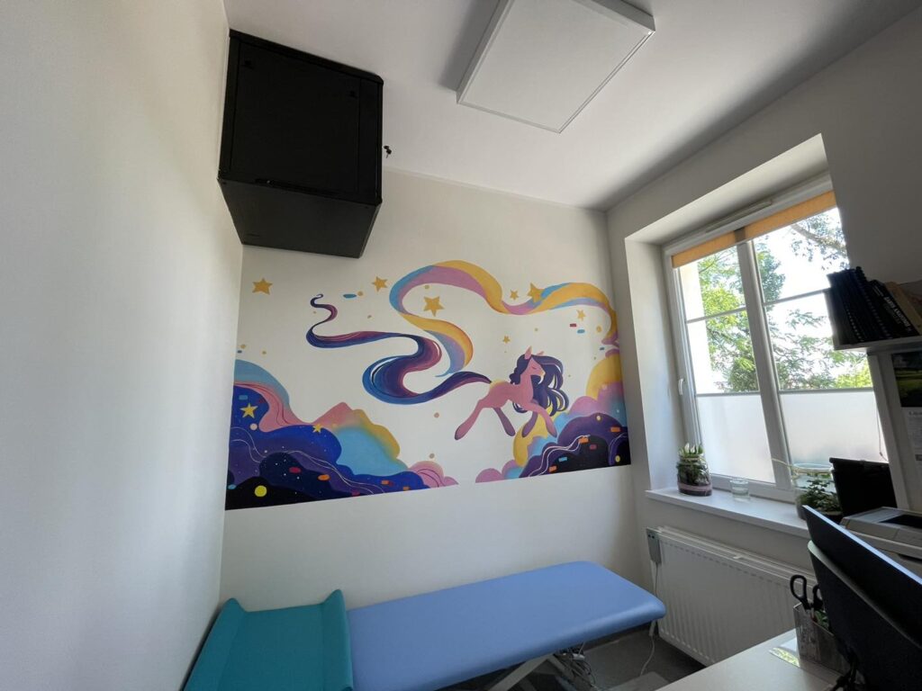 Kolorowy obrazek namalowany na ścianie gabinetu lekarskiego