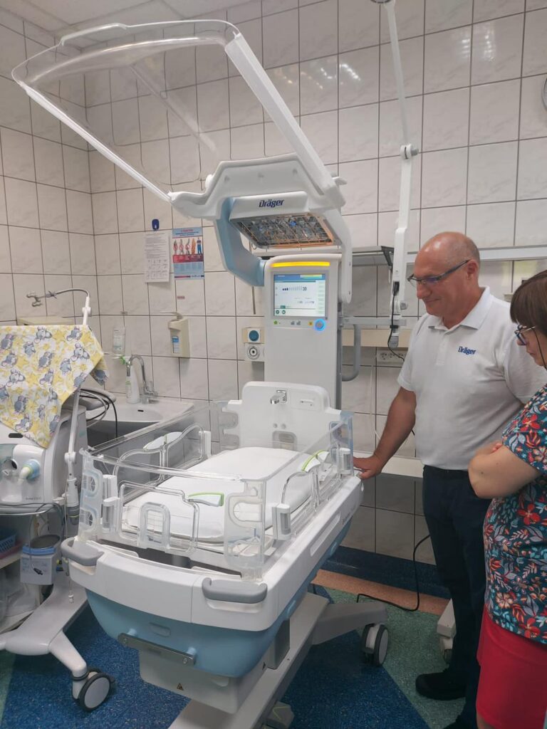 nowoczesny inkubator i personel oddziału noworodkowego