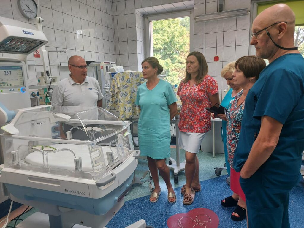 nowoczesny inkubator i personel oddziału noworodkowego