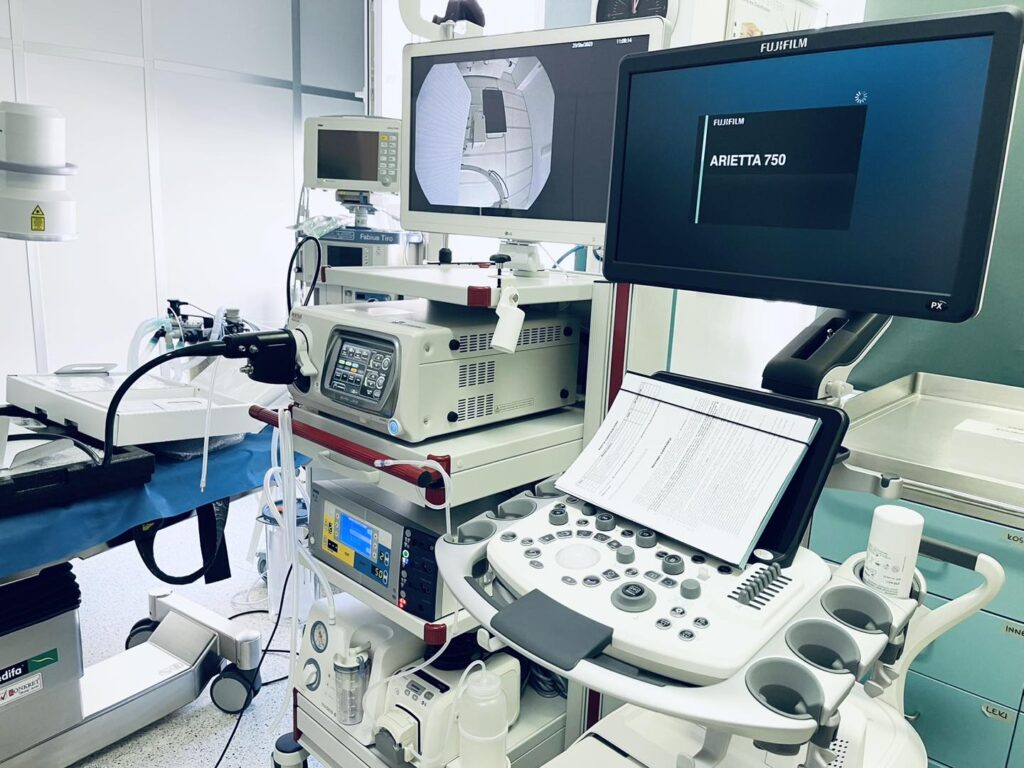 nowoczesny sprzęt medyczny w pracowni endoskopowej