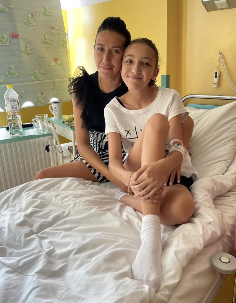 Dziewczynka z mamą w szpitalnej sali